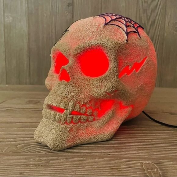 Mr foggy mist fog making skull polyresin skull with red lights & mist Halloween - Picture 1 of 10